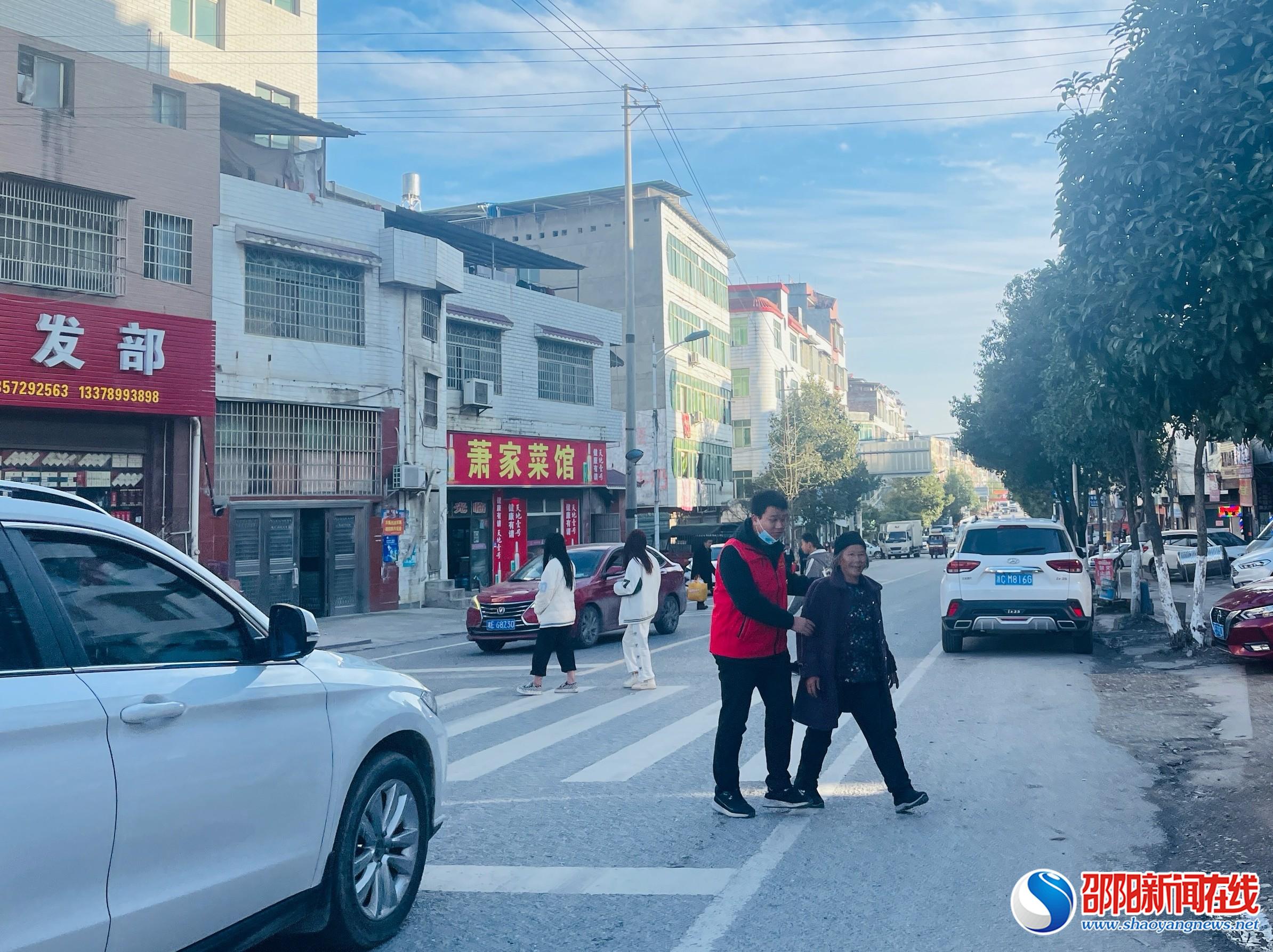 隆回县荷香桥镇开展春节期间党员“一亮两保”志愿活动
