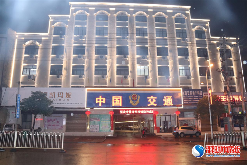 洞口交通多举措美化亮化市容迎新春