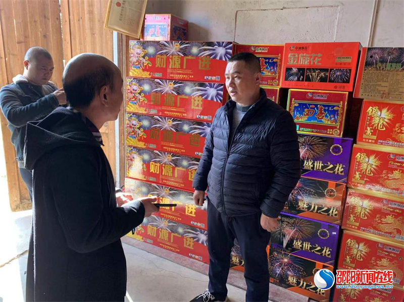 隆回县花门街道开展春节期间烟花爆竹专项检查 助力打赢蓝天保卫战