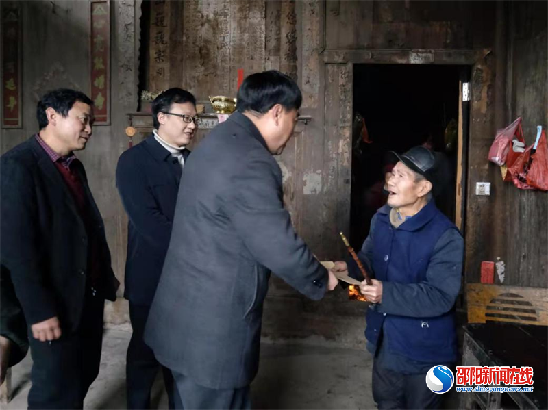 洞口县：张纲学一行到大屋瑶族乡走访慰问困难群众