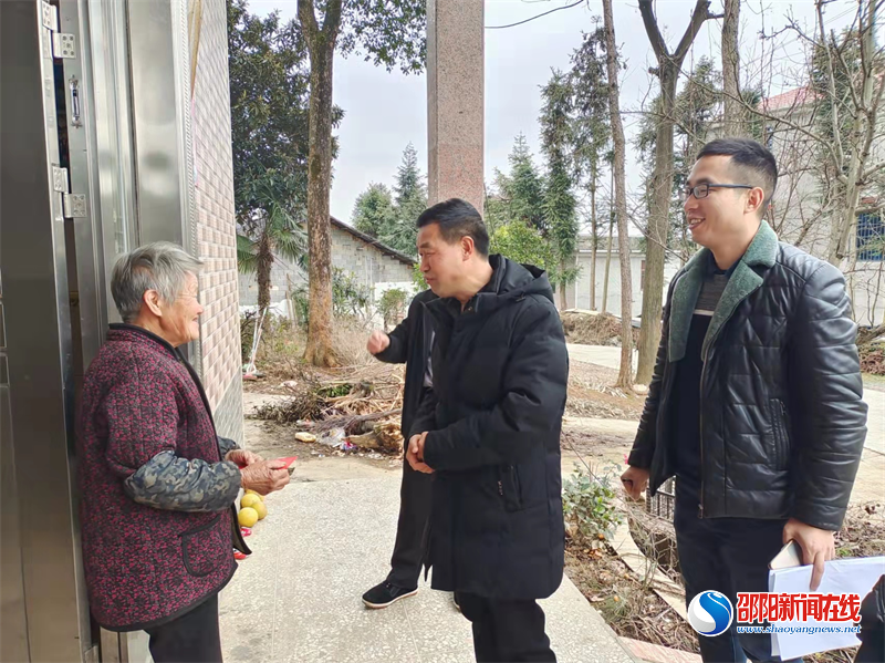 洞口县委办组织慰问山门镇“三胞三属”代表