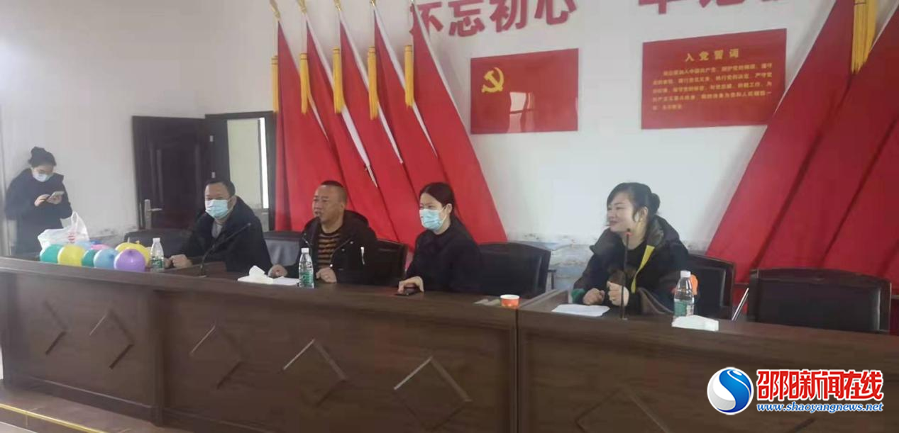 邵东廖家村携手邵东市财政局、中国邮政团山支行开展关爱儿童活动
