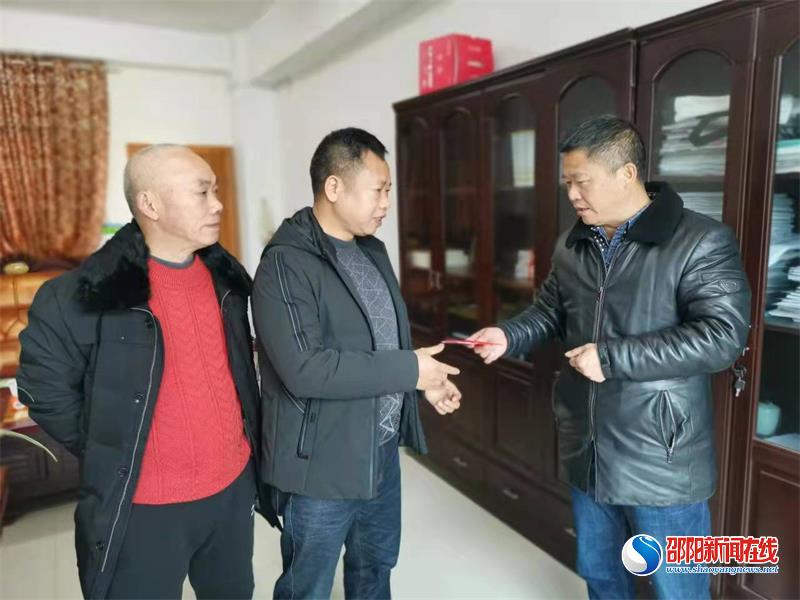 洞口县卫生健康局工会春节前走访慰问困难职工