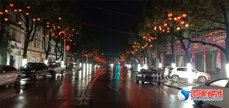 洞口县：张灯结彩 城管扮靓县城