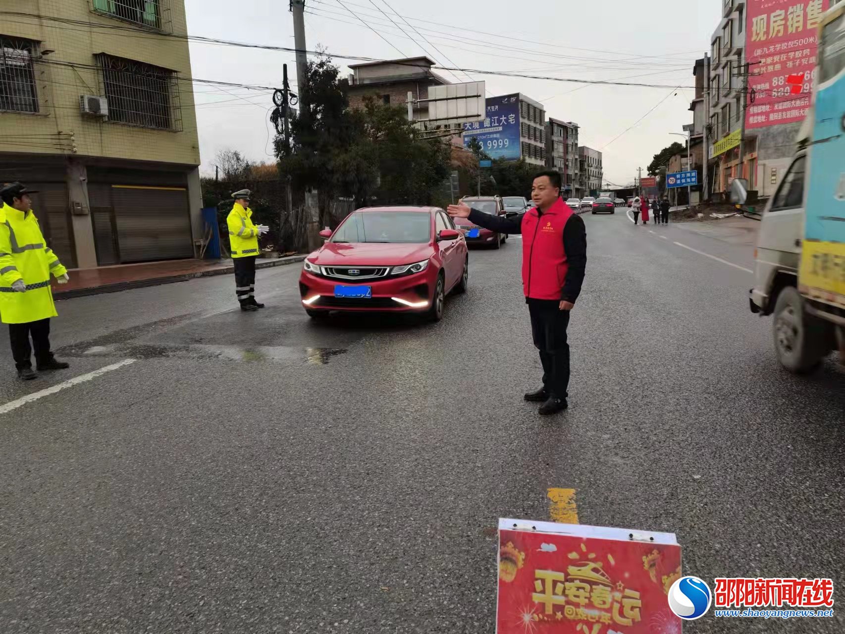 隆回荷香桥镇：暖心春运回家路红色马甲伴您行