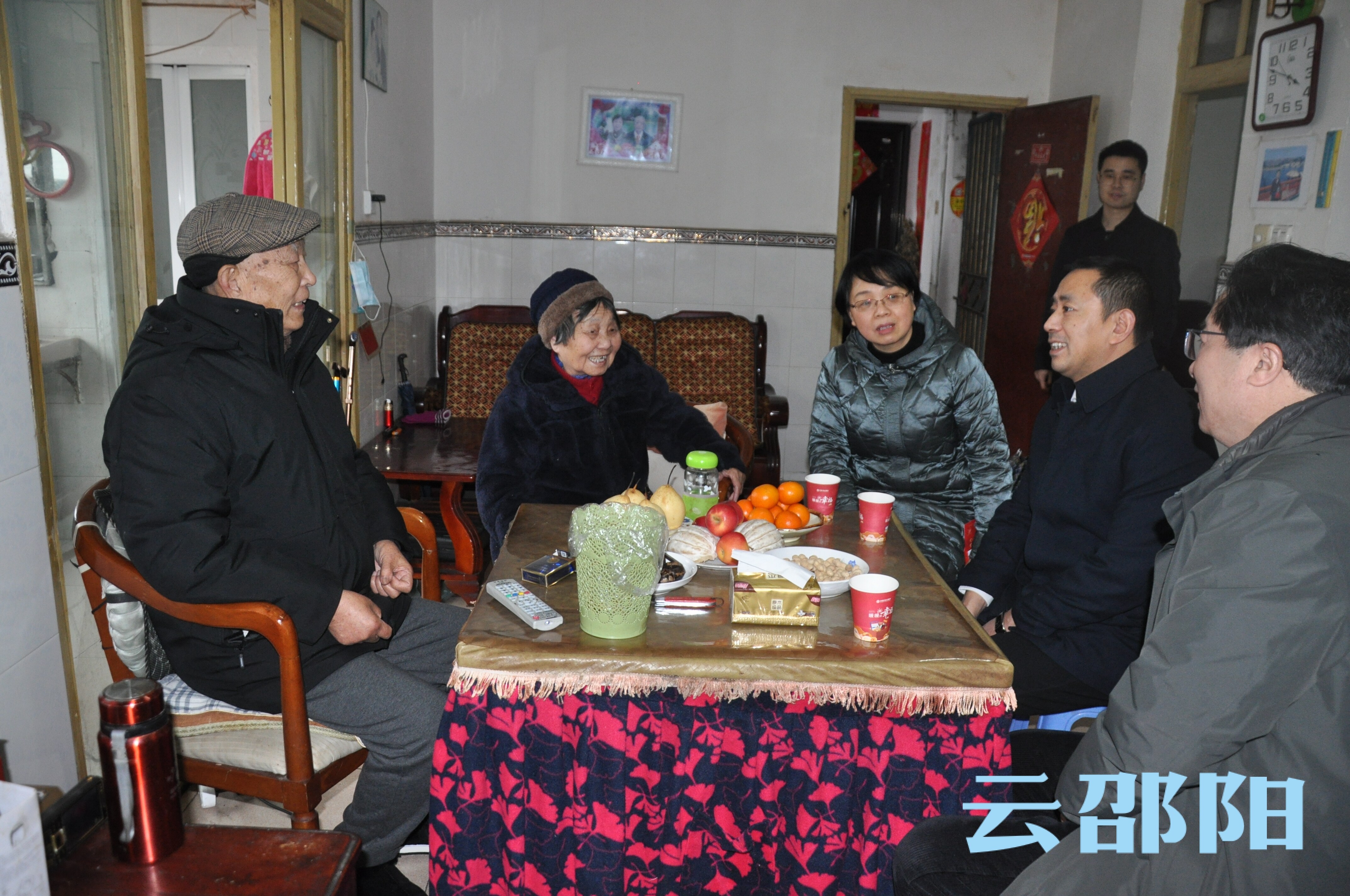 汤立斌走访慰问离退休老同志