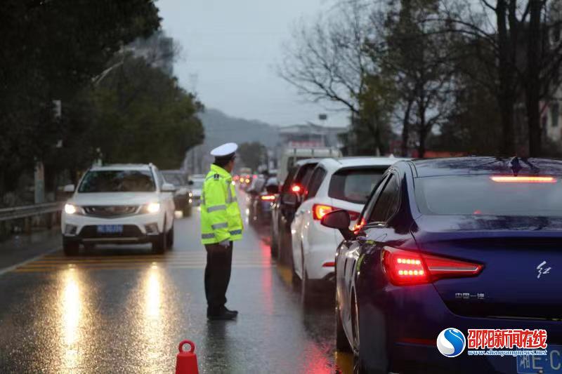 平安春运 交警同行|雨中回家路 隆回交警“候”平安
