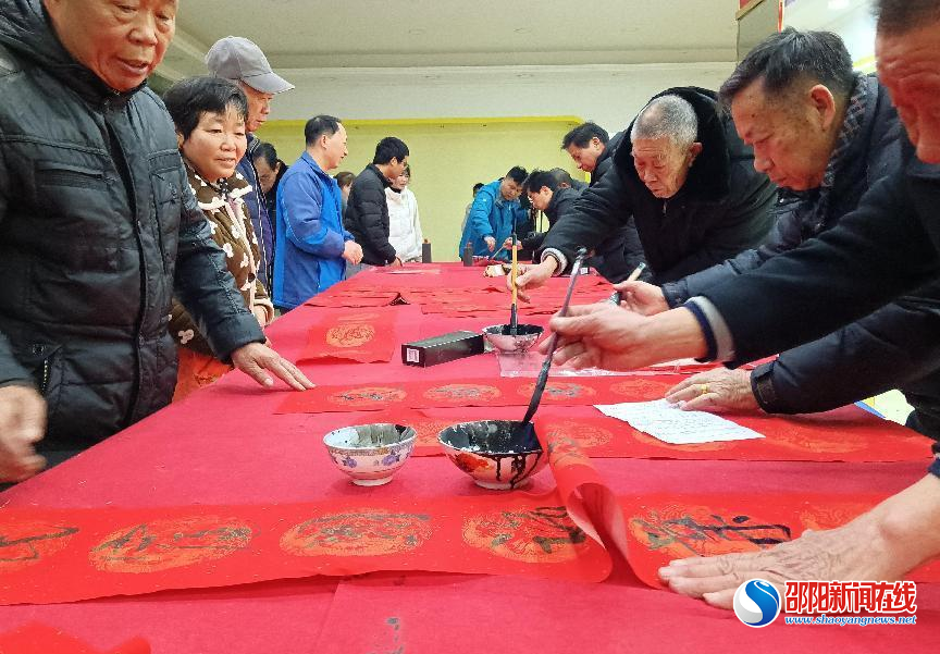 笔墨凝书香 福虎迎新年——新邵县潭溪镇组织送春联活动
