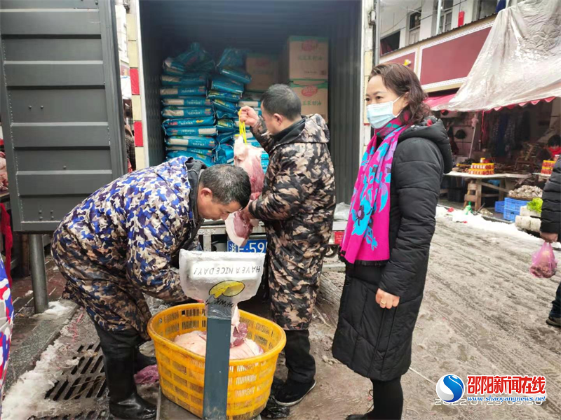 隆回县司门前镇：寒冬送温暖 李丽娟为80岁以上老人雪中送年货