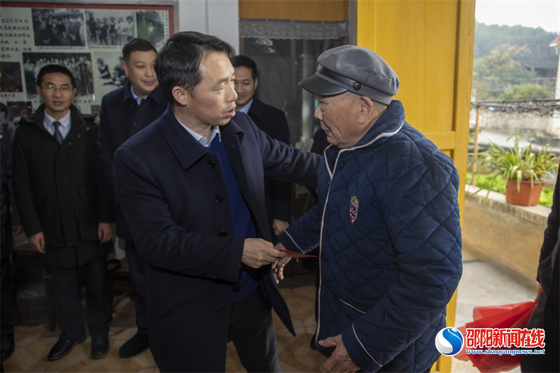 慰问老党员 传承敬业心——城步农商银行儒林党支部开展春节慰问老党员活动