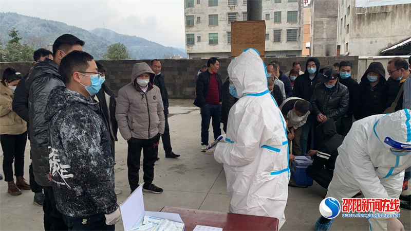 洞口县江口镇及时疏导安排高速滞留车辆旅客