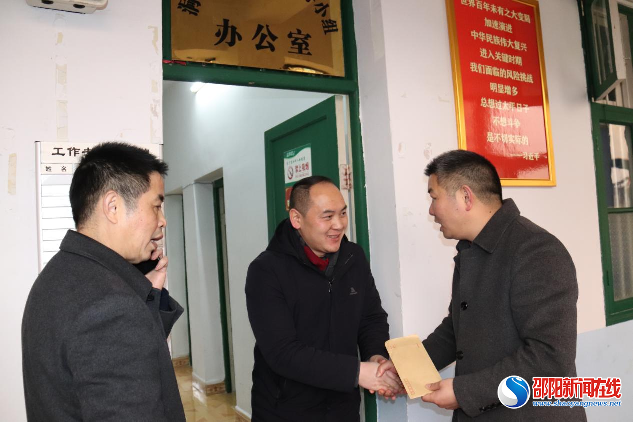 洞口县情暖春运交通一线干部职工