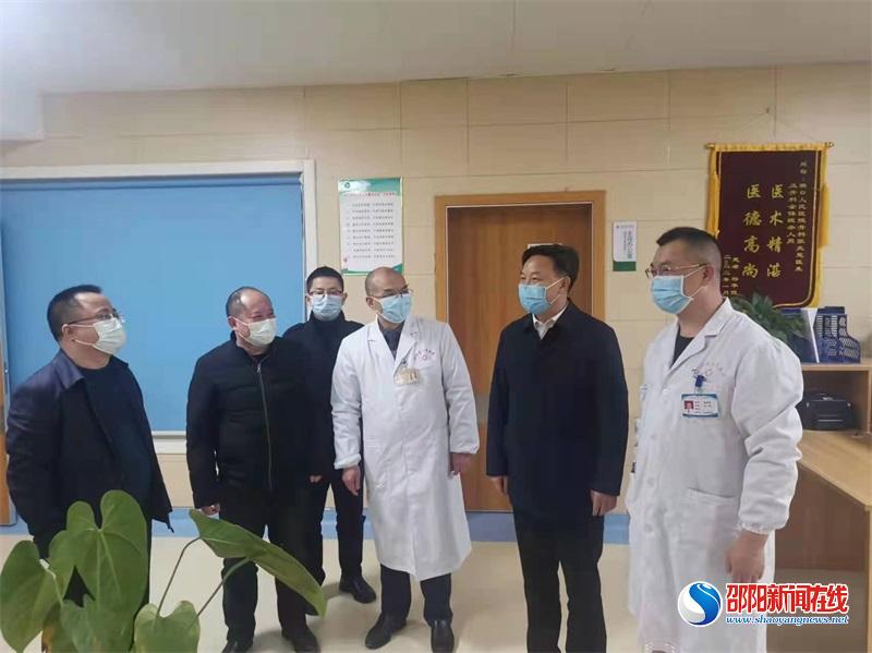 洞口县委书记吴韬春节前夕走访慰问奋战在一线医护工作人员