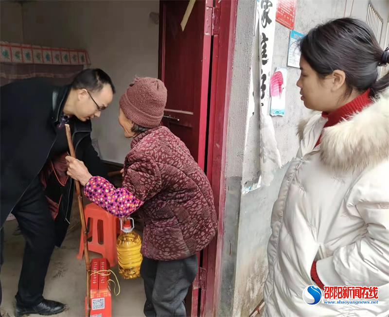 洞口县水东镇：走访慰问困难群众 春节关怀暖人心