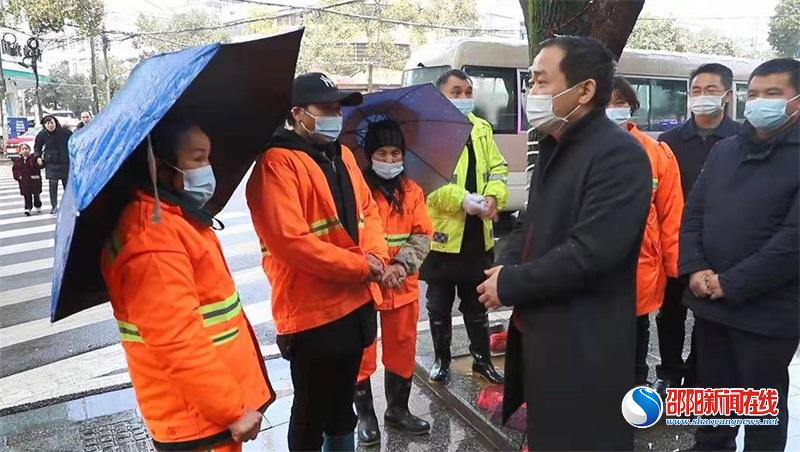 贺永亮春节前夕带队慰问洞口县城管局工作人员