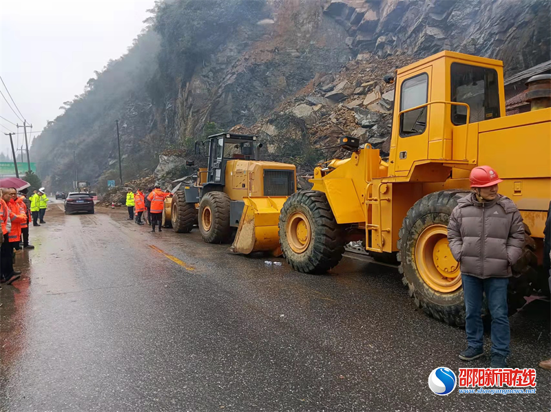 洞口县公路建设养护中心抢通“拜年团聚路”