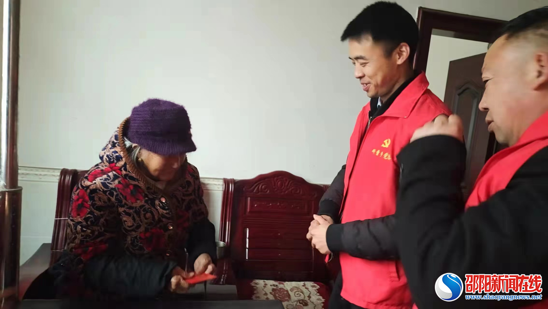 暖心！邵东斫曹乡岩泉村给百岁老人拜年