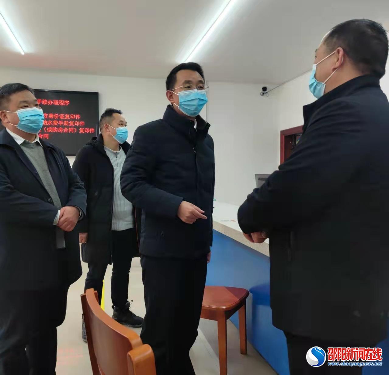 彭洪兵一行慰问新宁县自来水公司一线供水工作者