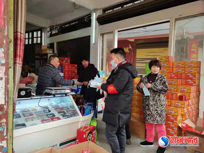 新宁县回龙寺镇开展防疫口罩发放及疫情防控宣传活动