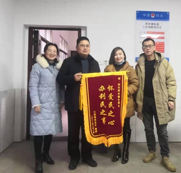 邵东市两市塘街道：化解房产办证难 群众致谢送锦旗