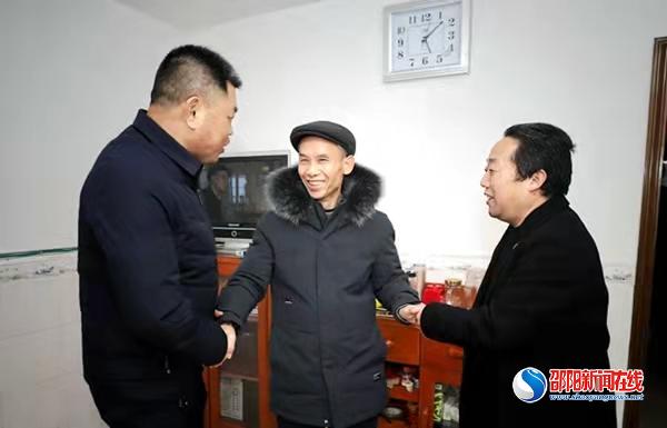 情系百姓冷暖 李佑军节后深入小区走访调研