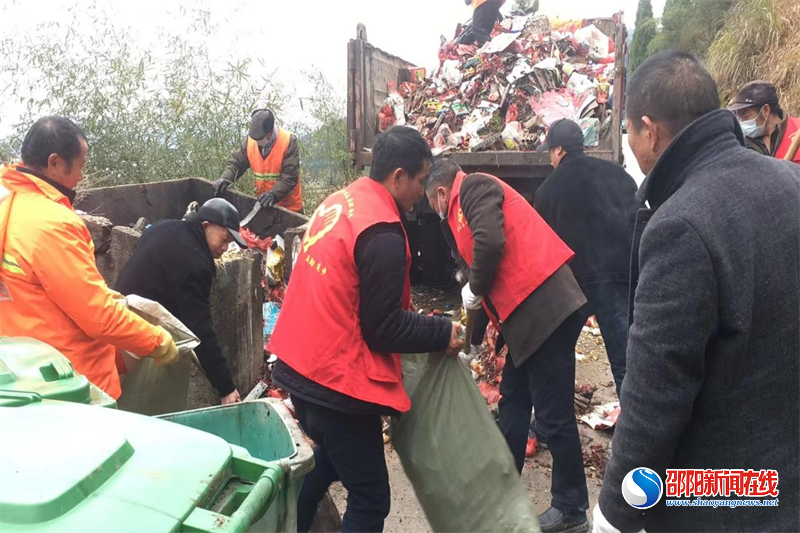 隆回荷香桥镇志愿者助力垃圾清运