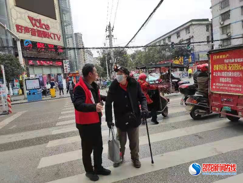 洞口县审计局志愿者走向街头开展交通安全文明劝导活动