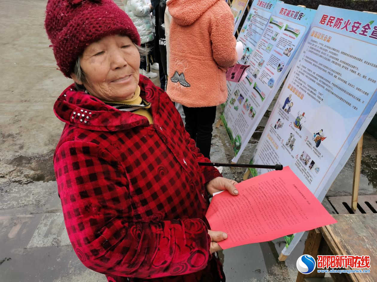 洞口县月溪镇向辖区内家长发放《月溪镇人民政府致家长一封信》
