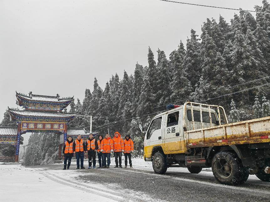 新宁县公路建设养护中心：潘家坳上战风雪
