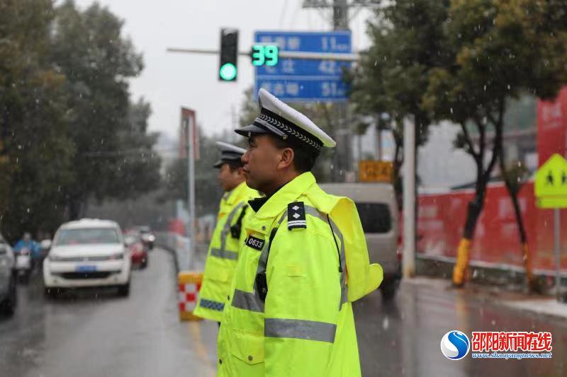 抗击冰雪  隆回县交警全力以赴迎战雨雪冰冻天气