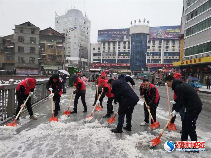 新邵县酿溪镇执法队除雪破冰暖人心 志愿服务保通畅