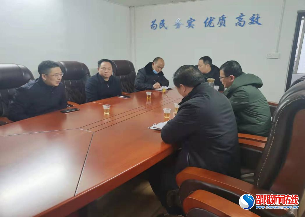 刘华中调度极端天气保供水工作
