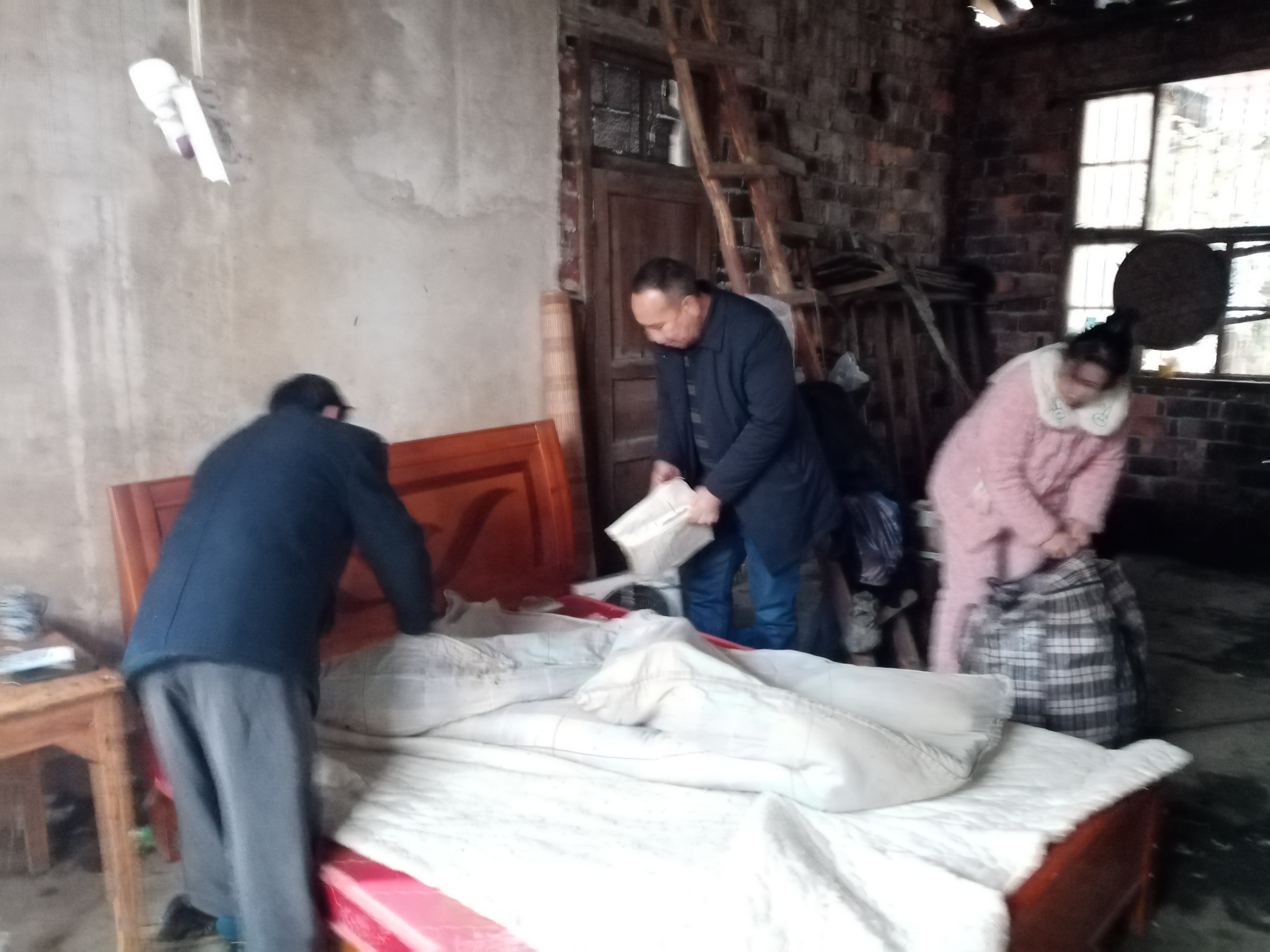洞口县花古街道正龙村驻村工作队冒雪看望关爱监测户
