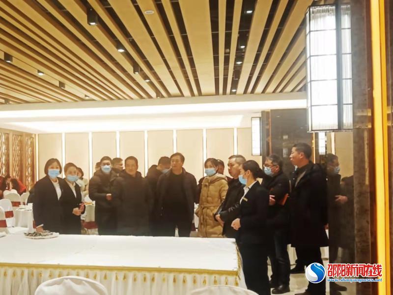 隆回县曾艳梅　奉锡样检查政协全会会前准备工作