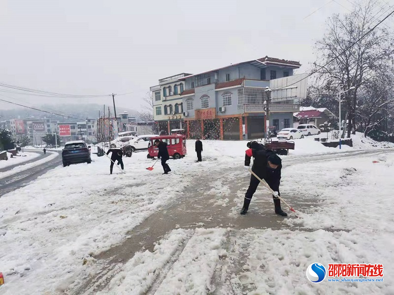 新宁县回龙寺镇：全员铲雪清障抗风雪 筑起 “红色堡垒”护平安
