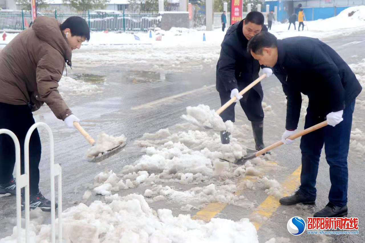隆回县检察干警扫雪除冰 守护群众安全出行
