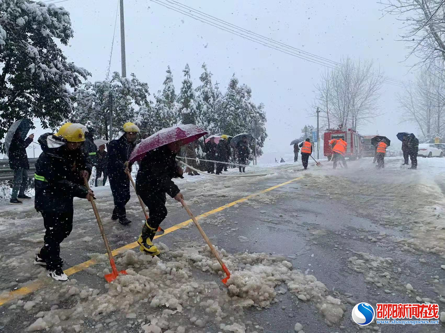 洞口县花园镇全体干部齐心协力共抗冰雪
