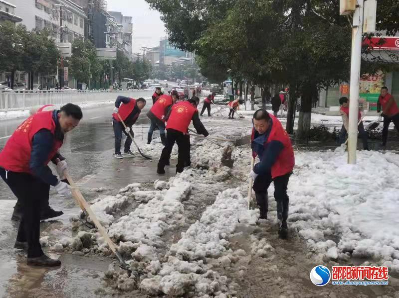 隆回自然资源局：清理积雪党员带头  志愿服务温暖人心