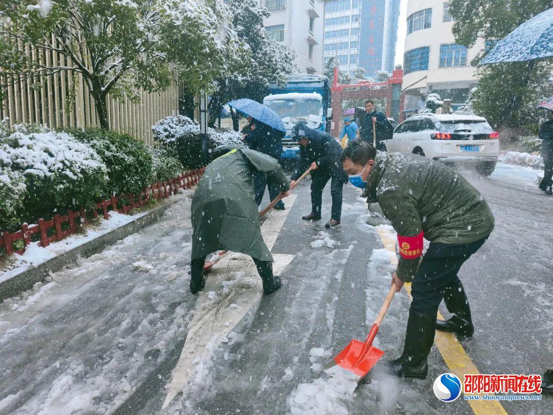 邵阳市中心医院 有一群可爱的扫雪人 温暖就诊路