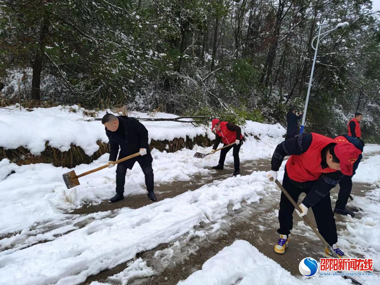 新邵县新田铺公路超限检测站  开展扫雪除冰行动
