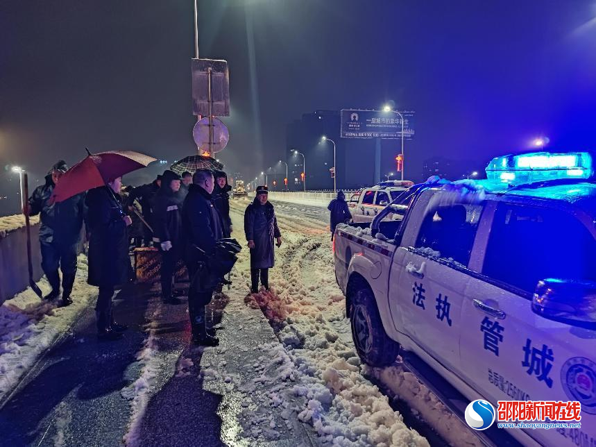 洞口县渣土管理所：冰雪无情人有情 夜半铲雪暖民心
