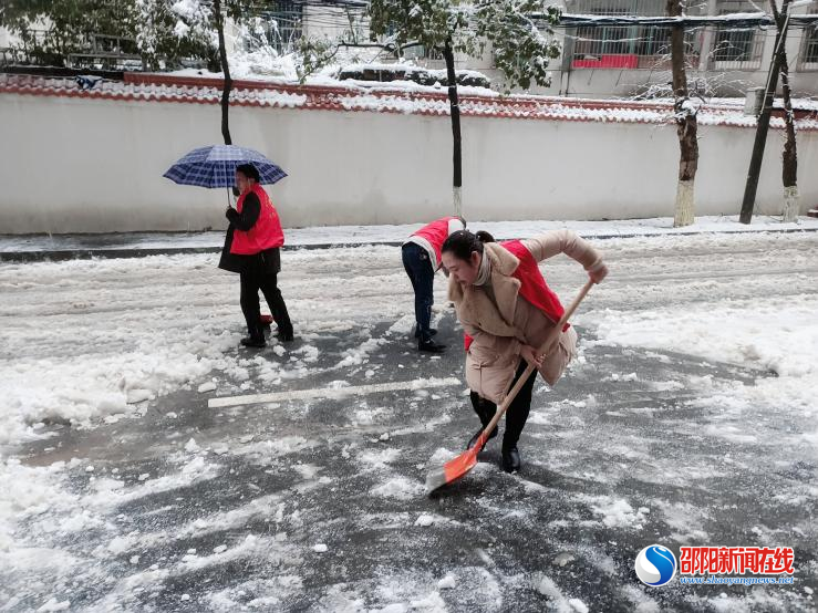 邵阳县干部群众齐上阵 铲雪除冰保畅通
