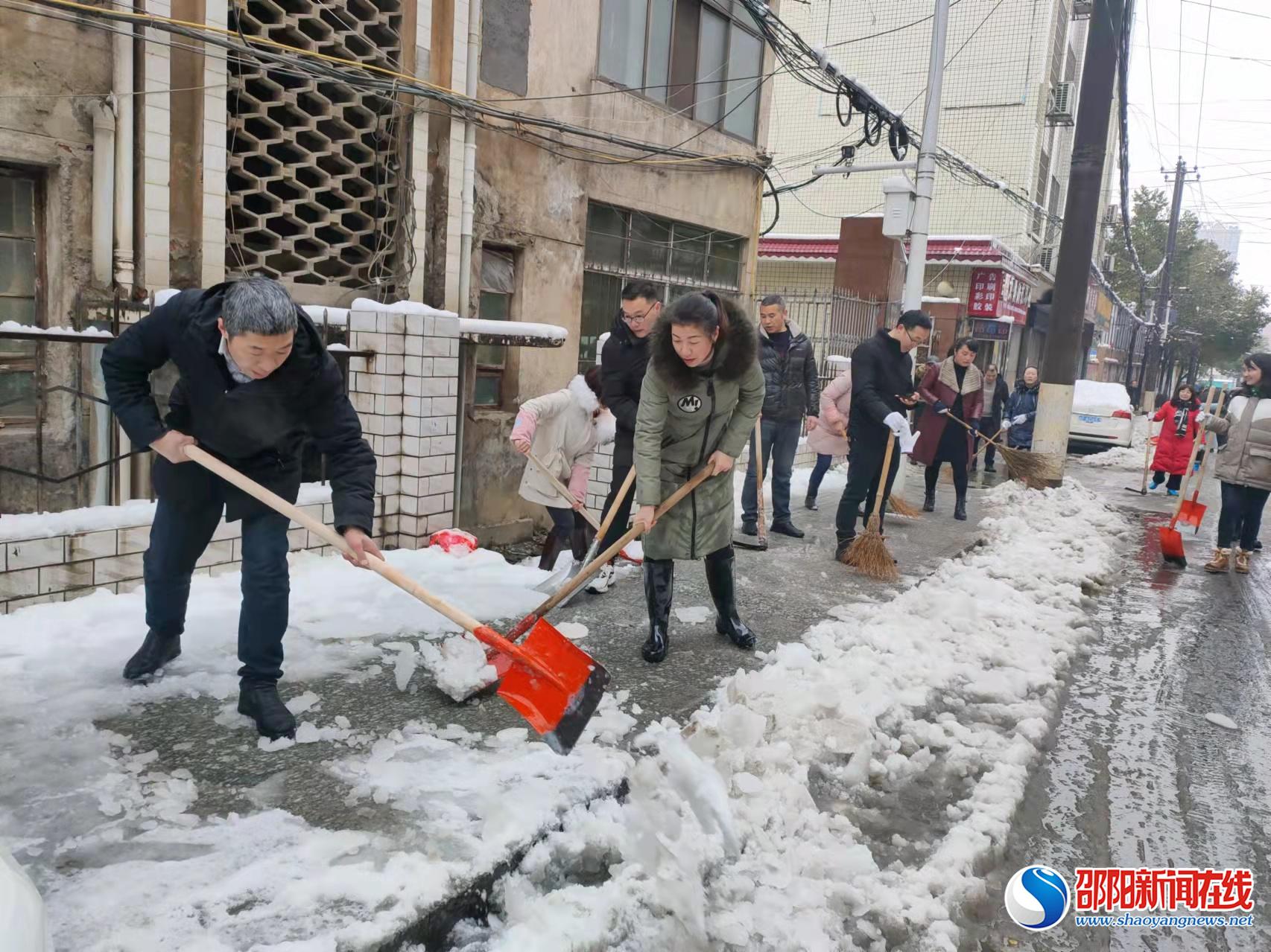 隆回县教研室：除冰雪 暖人心