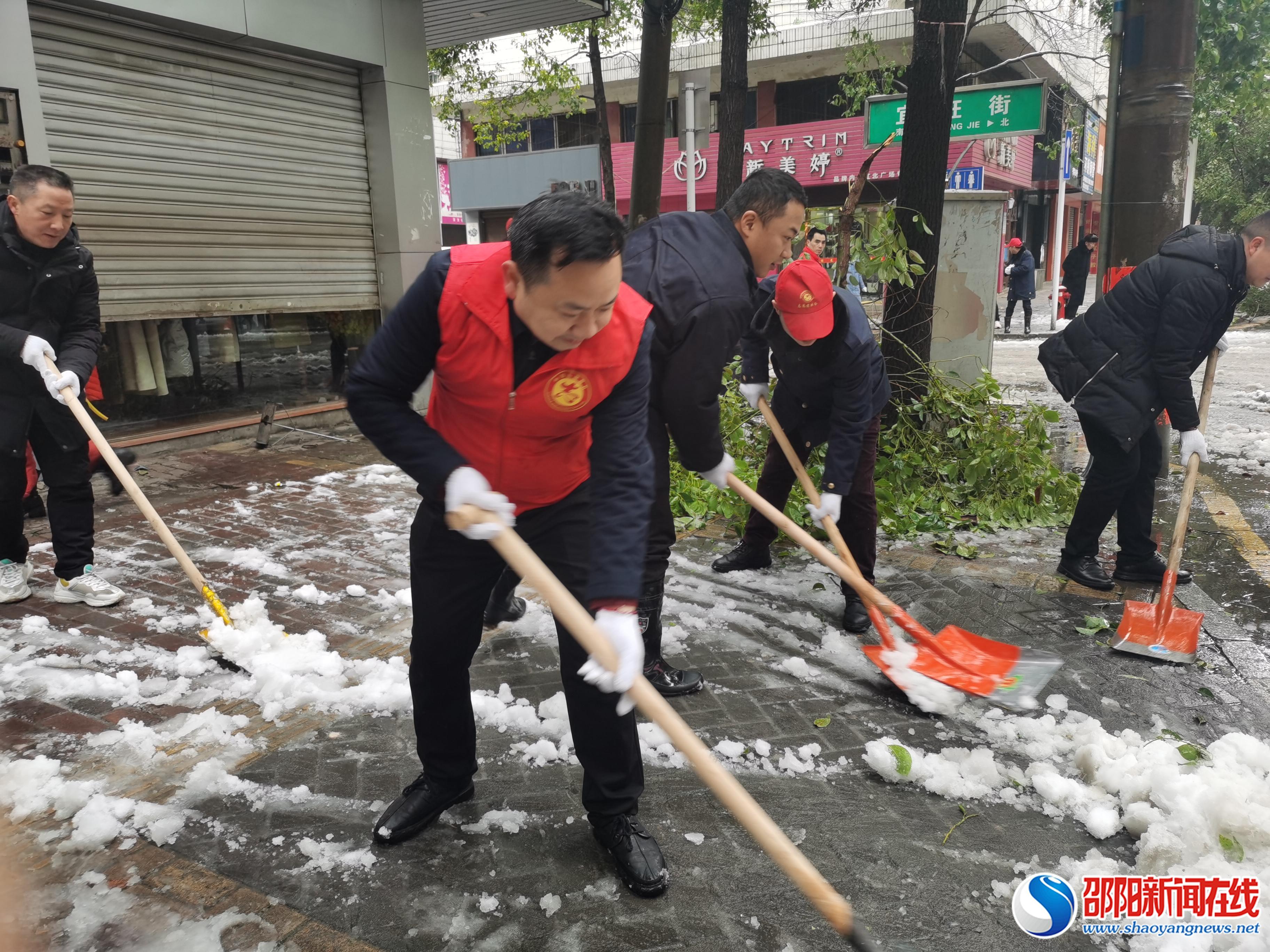 北塔区市场监督管理局组织开展铲雪除冰行动