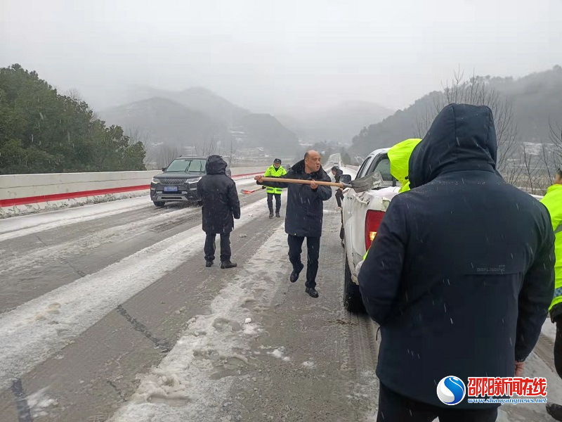 新宁县回龙寺镇：党员干部撒盐破冰一线忙 “浴”雪奋战保畅通
