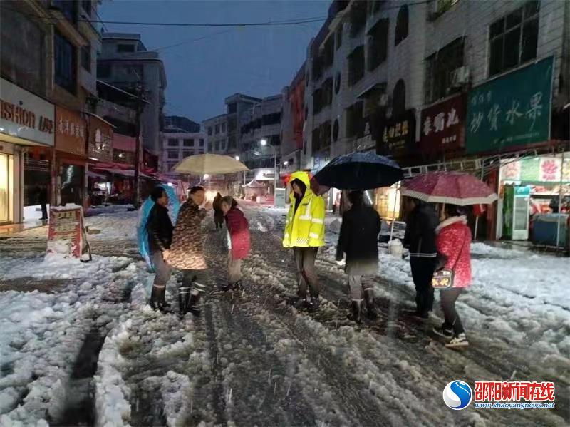 风雪夜智障老人走失  隆回交警暖心救助