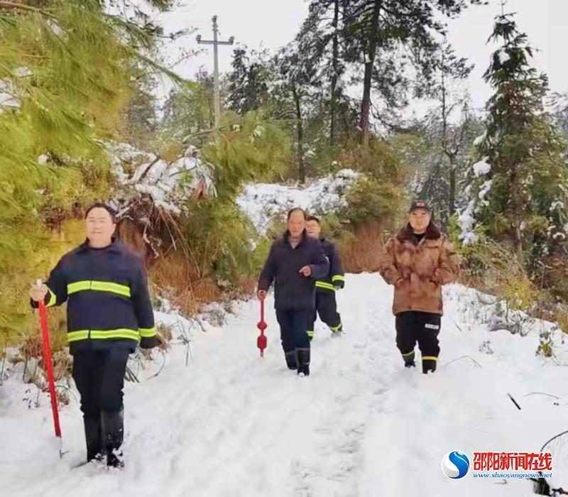 隆回县高平镇组织力量进行电力抢修