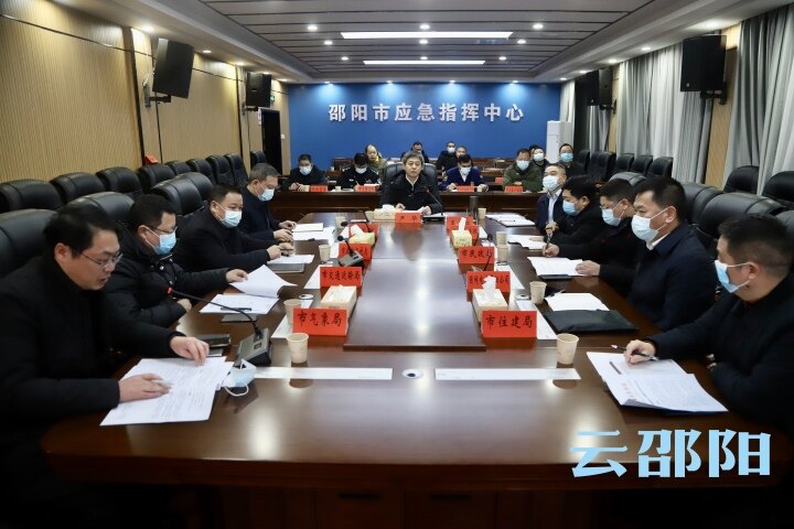 严华在市应急管理局紧急调度应对本轮雨雪冰冻天气