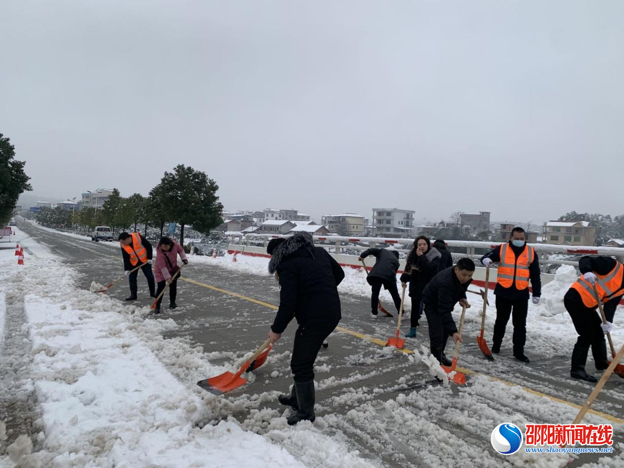 大雪纷飞，新宁县水运事务中心除雪保畅在行动
