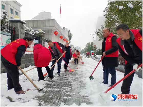 洞口县审计局干部职工积极投身铲雪除冰行动
